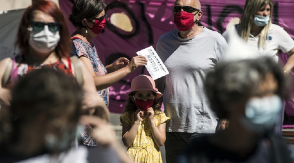 Insegnanti e famiglie manifestano nei pressi del ministero dell’Istruzione a Trastevere per reclamare la riapertura della scuola a settembre in continuità e sicurezza durante la Fase 2 dell’emergenza per il Covid-19 Coronavirus, Roma, 23 maggio 2020. ANSA/ANGELO CARCONI