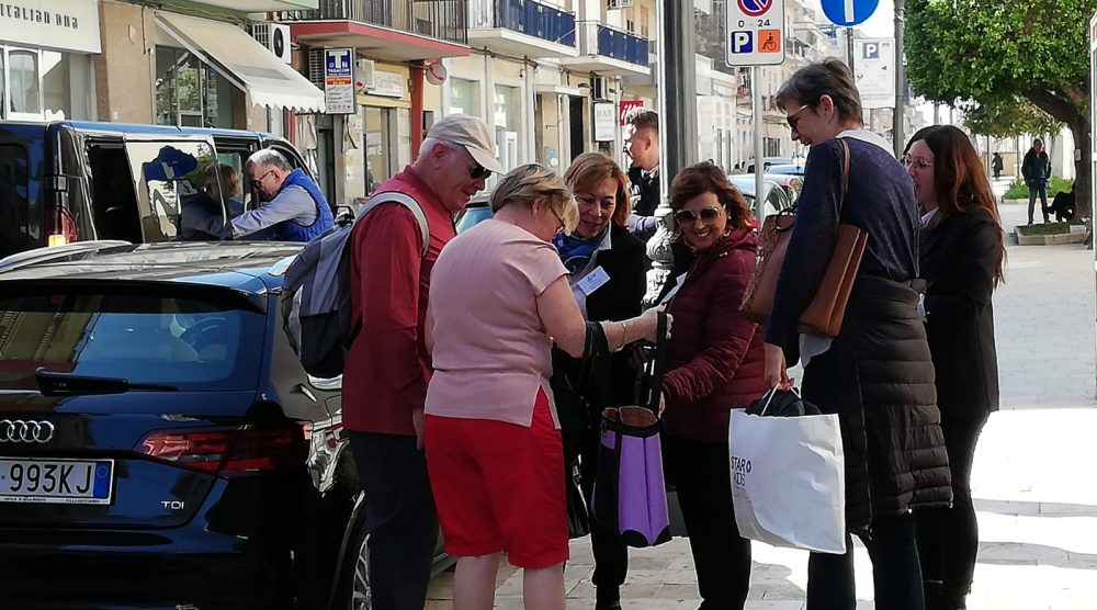 I turisti francesi in giro per la città di Pozzallo