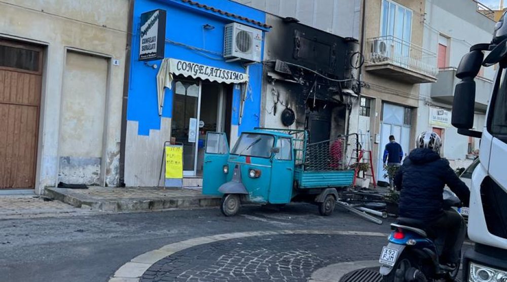 Il prospetto del bar dopo l'incendio
