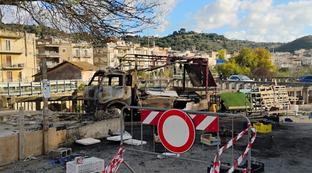 Rogo al banco di ortofrutta a Scicli